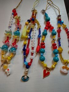 Lanière de cou brodée traditionnelle avec perles et crochet métallique sécurisé - Product Image 1