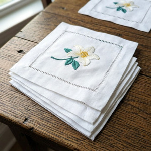 Serviettes de cocktail personnalisées en coton brodé motif lys blanc 6x6 po, durables, réutilisables, avec ourlet festonné, pour événements à domicile et autres occasions. - Product Image 1