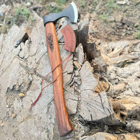 Hache Viking de style authentique, inspirée de l'industrie scandinave, avec tête en acier au carbone de 4 3/4 pouces et manche en bois, pour décoration historique et utilisation extérieure.