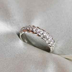 Anillo de Compromiso, Boda y Promesa de Lujo en Plata de Ley 925 Chapado en Oro con Moissanita de Corte Redondo, Regalo Minimalista para Mujer - Product Image 4