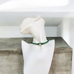 Collier ras du cou en macramé délicat avec pierre de lune verte, tissé à la main, bijou bohème avec breloque dorée - Product Image 4