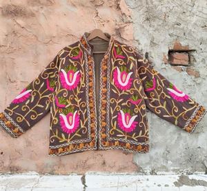 Manteau d'hiver matelassé en coton fait main avec broderie Suzani, cadeau spécial, veste bomber unisexe avec broderie florale, magnifique - Product Image 1
