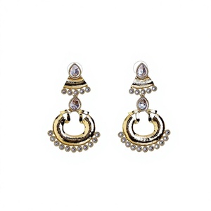 ต่างหูคลาสสิคชุบเมห์นดี รุ่น 8673 สีขาว - Product Image 1