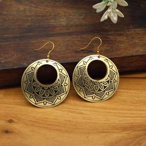 Boucles d'oreilles créoles en laiton gravé faites à la main |   Boucles d'oreilles pendantes géométriques Mandala |   Fournisseur de bijoux ethniques indiens bohèmes - Product Image 1