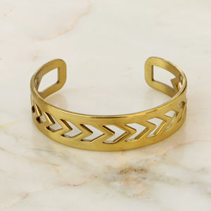 Brazalete de Latón Hecho a Mano - Brazalete Geométrico con Diseño de Chevron - Joyería Minimalista Abierta para Mujer - Product Image 2