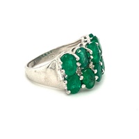 Bague élégante en argent sterling 925 pour femme. Placage rhodié de pierres précieuses d'émeraude verte naturelle pour une tenue de fête de mariage de haute qualité