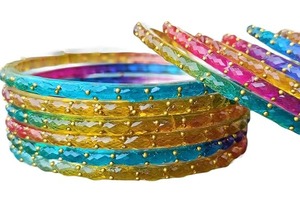 Bracelets en verre multicolores à finition brillante, bijoux élégants et traditionnels pour femmes et occasions festives, en vente - Product Image 3