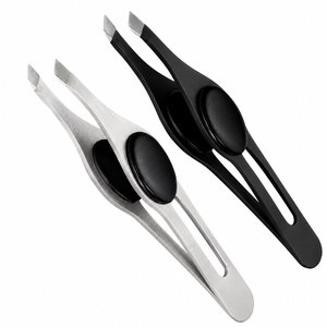 Pinzas Profesionales Ligeras con Punta Inclinada para Depilar y Dar Forma a las Cejas, Agarre Perfecto - Product Image 3