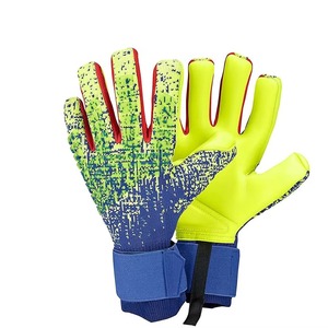 ถุงมือผู้รักษาประตู เหมาะสำหรับทุกสภาพสนาม พร้อมพื้นผิวที่ยึดเกาะได้ดีและโครงสร้างนิ้วมือที่ช่วยพยุง - Product Image 1