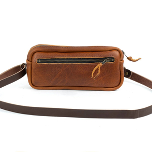 Sac banane de luxe en cuir véritable fait main américain, léger, forme oreiller, avec fermeture éclair, marron selle - Product Image 1