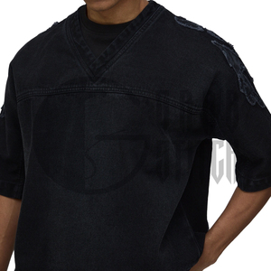 Camiseta de mezclilla oversize con apliques estilo universitario para hombre, de manga corta y cuello en V, con corte crop oversize - Product Image 2