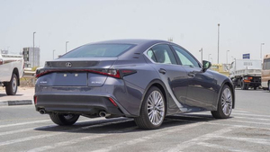 Lexus 2024 Usado para Pickup F Sport Platinum Gris Automático 4L Gasolina Interior de Cuero Oscuro R20 Aleación de Aluminio Euro VI - Product Image 3