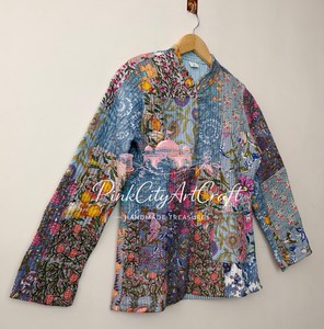 Chaqueta de exterior acolchada Kantha tejida a mano para mujer, con estampados florales hechos a mano, diseños vintage de patchwork, reversible, de algodón, para invierno. - Product Image 2
