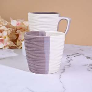 Ensemble de 2 tasses en céramique sculptée rose pâle et ambre - Product Image 6