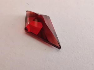 Granate / Forma de cometa / 7x13mm / Calidad superior VSI / Piedra natural / Granate rojo / 2.16 quilates - Product Image 1
