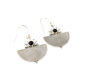 Boucles d'oreilles semi-circulaires en argent 925 avec pierre précieuse onyx noir naturel et motif soleil éclatant, collection de bijoux faits à la main - Product Image 2