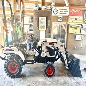 Experimente un funcionamiento fluido con el tractor compacto Bobcat 1025, diseñado para una manipulación precisa y un rendimiento de trabajo potente. - Product Image 1