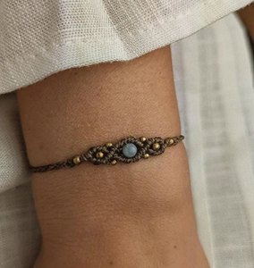 Pulsera de Macramé Color Taupe Hecha a Mano con Piedras Preciosas Azules, Brazalete Ajustable con Cuentas Doradas Estilo Boho para Mujer - Product Image 1