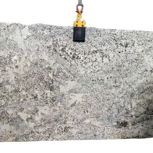 Grandes dalles de granit blanc d'Alaska au design moderne et exquis Carreaux de comptoirs élégants pour villas à bas prix en Inde Polis - Product Image 1