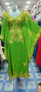 ชุดเดรสยาวแบบคาฟตันผ้าจอร์เจียร์ปักลายทองสีเขียวมรกตสุดหรู-ชุดแต่งงานน้ำหนักเบา ระบายอากาศได้ดี สำหรับโชว์แบบคลาสสิก สวยงามสง่างาม - Product Image 3