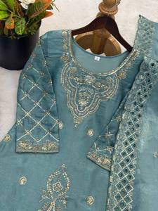 Hania Aamir Salwar Kameez de Seda Premium, Tradicional, Corte Ajustado, Secado Rápido, para Fiestas, con Bordado Dorado Zari, de Diseñador - Product Image 5