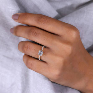 Princesse Cut Lab Grown Diamond Bague de fiançailles de forme carrée avec un ensemble de bulles latérales taillées en or jaune massif 14K IGI Certified Gift - Product Image 6