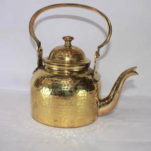Tetera de latón vintage con asa curva y tapa para beber té, diseño de metal duradero y elegante. - Product Image 3