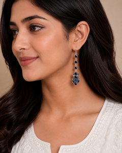 Boucles d'oreilles pendantes longues en laiton et zircon bleu roi tendance, MOQ disponible |   Bijoux fantaisie de style bohème en argent plaqué antique pour femmes - Product Image 2