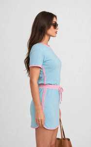 ชุดเสื้อยืดแขนสั้นและกระโปรงสีฟ้าสำหรับผู้หญิงจาก Oneten Apparels แต่งขอบสีชมพูตัดกัน - Product Image 3