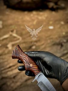 Couteau de chasse Damas d'extérieur avec manche en bois gravé, lame fixe de qualité supérieure, pour le camping et le bushcraft - Product Image 3