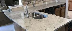 Encimeras de granito Colonial White de la India de primera calidad con acabado premium y color uniforme, ideales para cocinas. Contáctenos para obtener el mejor precio. - Product Image 2