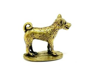 Statue de chien élégante en laiton faite à la main pour la décoration intérieure moderne, la présentation sur table et l'accent décoratif des hôtels - Product Image 2
