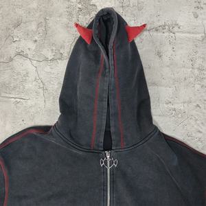 Sweat à capuche noir zippé pour homme grande taille avec cornes de diable et surpiqûres contrastées rouges, manches longues, disponible en deux couleurs - Product Image 2