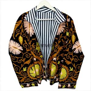 Elegante Chaqueta Acolchada Negra con Bordado Floral a Mano para Mujer, Cuello Mandarín, Manga Larga, Botones Cubiertos, Algodón No Tejido, Otoño - Product Image 2
