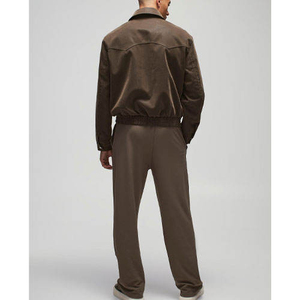 Novedad: Pantalones de chándal acampanados personalizados para hombre, joggers gruesos con efecto apilado, estampado en relieve y detalles desgastados. - Product Image 5