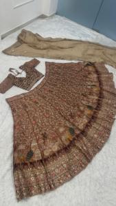 Lehenga de seda Kasturi con bordado de hilo y lentejuelas de la diseñadora Dori, con blusa de seda Kasturi y dupatta de seda Crunchy. - Product Image 5