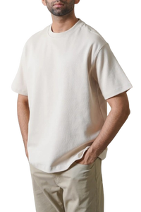 เสื้อยืดโอเวอร์ไซส์สีเบจสำหรับผู้ชาย สไตล์ลำลอง สตรีทแวร์ ระบายอากาศได้ดี ใส่สบายในฤดูร้อน ทรงหลวม แฟชั่น - Product Image 3