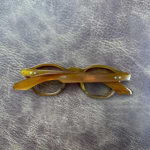 Gafas de Sol Vintage Geométricas de Montura Completa, de Cuerno Natural Color Ámbar Marrón, Ligeras, Unisex, Estilo Punk, con Remaches Metálicos y Acetato Grueso - Product Image 4