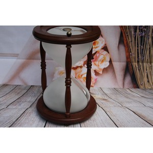Sablier traditionnel en bois avec verre givré et cadre orné pour la décoration intérieure - Product Image 4