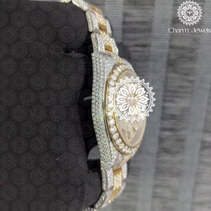 Reloj de Lujo con Diamantes Moissanite de Alta Demanda, Reloj de Pulsera de Moda con Diseño Impermeable para Hombres y Mujeres en Venta - Product Image 4