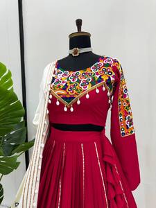 Lehenga Choli semi-cousu en soie de rayonne de qualité supérieure avec Pata doré, Patti argenté, miroir véritable et travail de dentelle Kodi, style Chini Stitch - Product Image 2