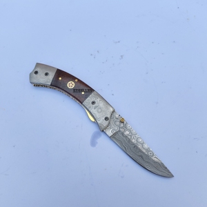 มีดพับคุณภาพสูง OEM ดามัสกัส พร้อมด้ามไม้และบอร์สเตอร์ดามัสกัส งานแฮนด์เมด สำหรับพกพา ใช้งานได้หลากหลาย เหมาะสำหรับการตั้งแคมป์ - Product Image 3