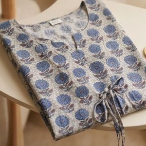 Caftán Azul Hecho a Mano con Estampado de Flores, Teñido con Índigo Natural de Alta Calidad, Elegante para Oficina, Transpirable para Días de Descanso - Product Image 5