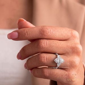 Anillo de Compromiso Lumera con Tres Diamantes Corte Marquise en Platino, Estilo Clásico para Mujer, Certificado IGI - Product Image 3