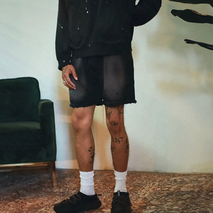 Shorts de mezclilla cargo con lavado ácido y múltiples bolsillos para hombre, estilo urbano, con dobladillo sin rematar y detalles de tirantes ajustables, venta al por mayor OEM B2B - Product Image 5