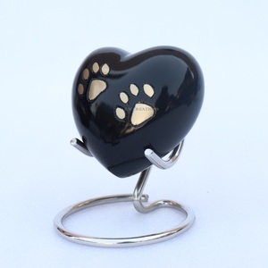 Urna de Cremación Moderna de Latón con Forma de Corazón para Mascotas, Grabada, Hecha a Mano, de Alta Calidad - Product Image 1