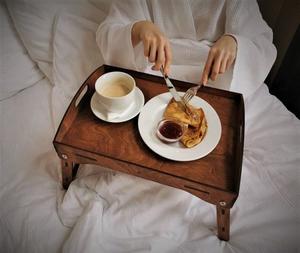 Bandeja de madera para servir con patas desmontables, utilizada como mesa de cama para desayuno, almuerzo, cena, refrigerios y bebidas. - Product Image 6