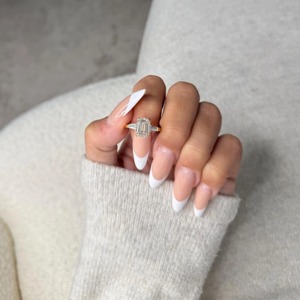 Anillo de compromiso de oro amarillo de 14 quilates con tres diamantes cultivados en laboratorio de corte esmeralda de 3.50 quilates y piedras laterales de baguette cónicas - Product Image 5