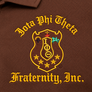 เสื้อโปโลแขนสั้นสีน้ำตาลสำหรับผู้ชาย iota-phi-theta ปักโลโก้ตราสัญลักษณ์สมาคม คอปกคลาสสิก ติดกระดุม แนวลำลอง สไตล์กรีก - Product Image 6