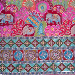 Exquisita Tela Crepé Ligera de 54 Pulgadas con Bordado de Lentejuelas en Tonos Magenta Baya, Elefante y Pavo Real, Material para Kurti - Product Image 6
